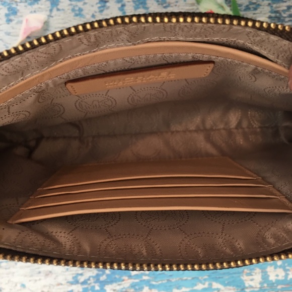 🌼 SALE! Michael Kors Mini Bag/ Wristlet! - Picture 4 of 5